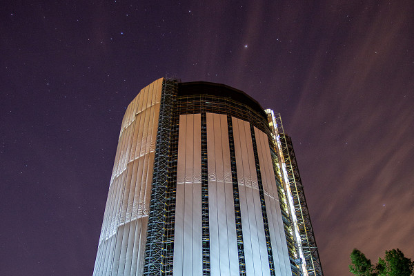 Angestrahlter Gasometer mit Einhausung