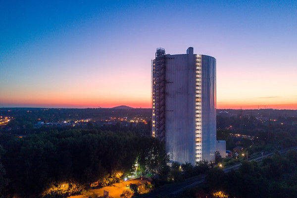 Drohnenaufnahme des Gasometers zur blauen Stunde