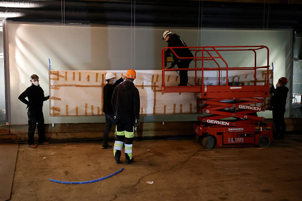 Ein Panoramabild wird von einer Gruppe von Helfern ausgerichtet.