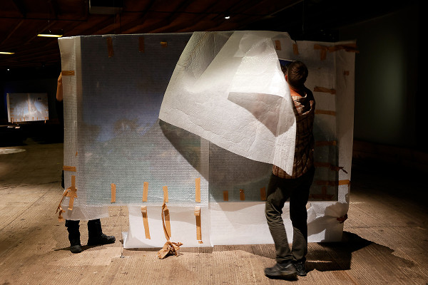 Bild für Bild wird ausgepackt, wie dieses Exponat durch einen Mitarbeiter