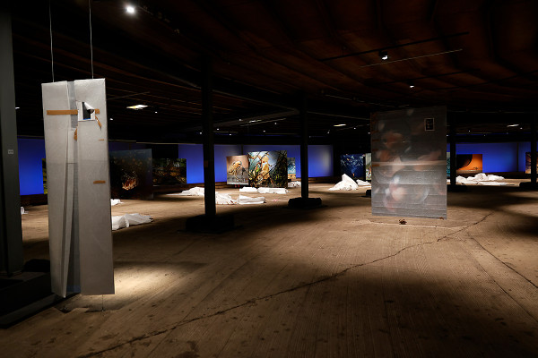 Viele Exponate in der unteren Ausstellungsebene befinden sich noch in Ihren Schutzfolien