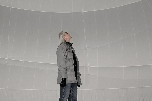 Der Ünstler Christo steht inmitten de Big Air Package