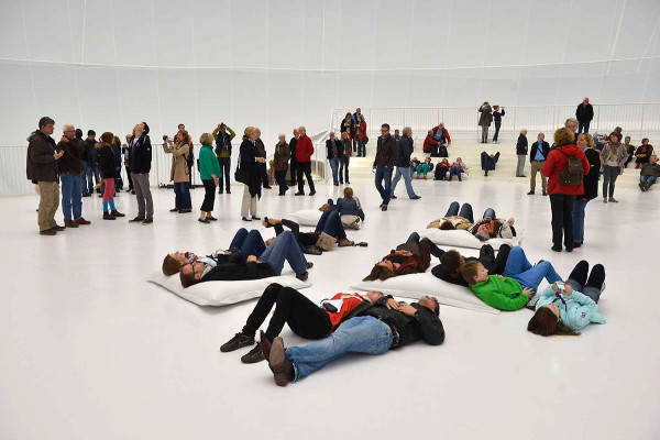 Besucher stehen und liegen im Big Air Package