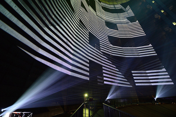 Lichtmalerei im Inneren des Gasometers Obernhausen