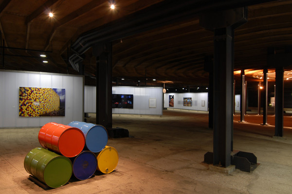 Untere Ausstellungsebenen mit Exponaten.