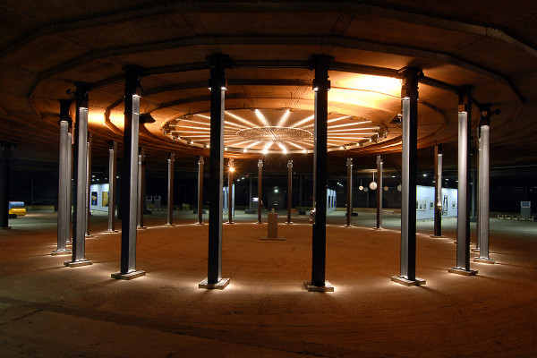 Einblick in das Zentrum der unteren Ausstellungsebene