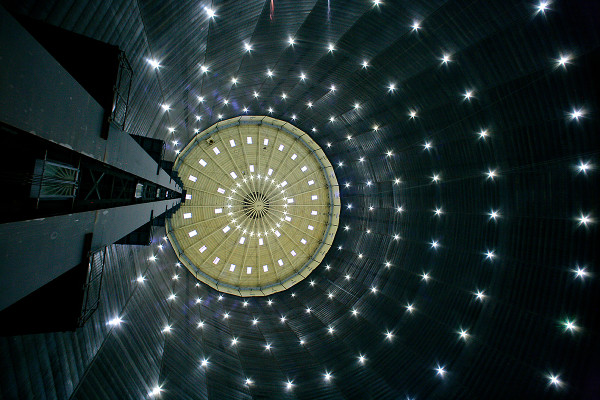 Blick gegen die Gasometer-Decke mit dem Fahrstuhlschacht an der linken Seite.