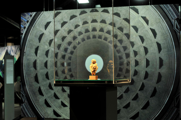 Statue im Schaukasten