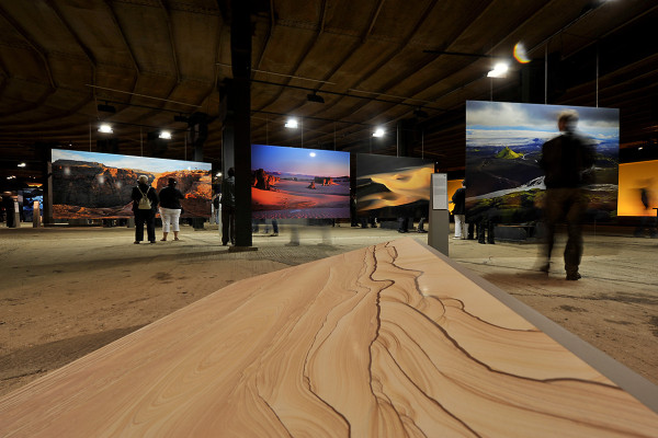 Mehrer großformatige Fotos hängen in der unteresten Ausstellungsebene des Gasometers.