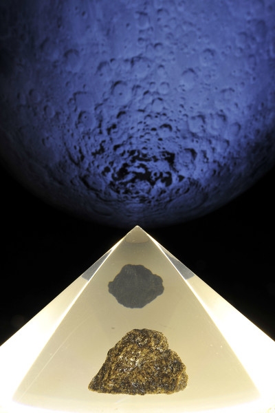 Mondgestein vor der Mondskulptur des Gasometers