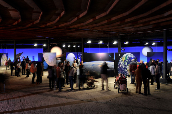 Besucher vor Exponaten und Fotografien