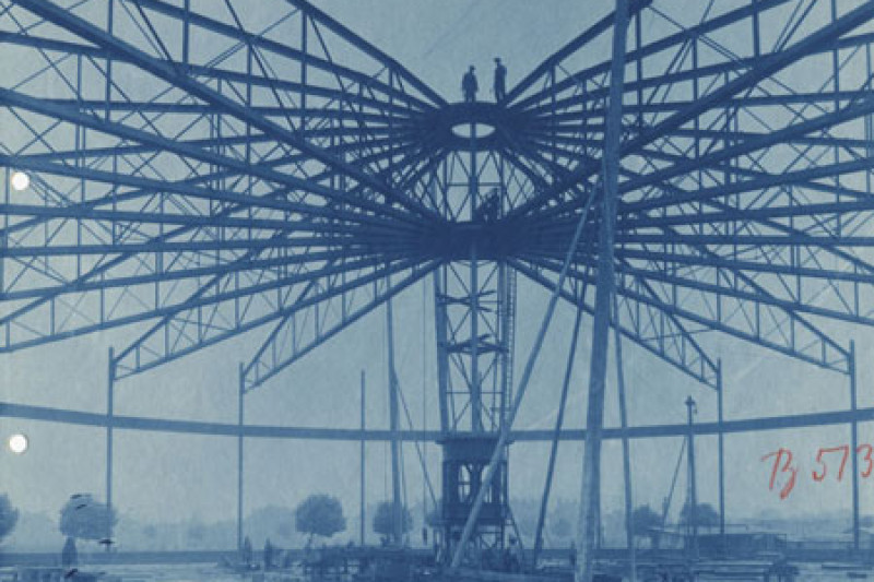 Historische Fotografie des Aufbaus der zylinderförmigen Dachkonstruktion.