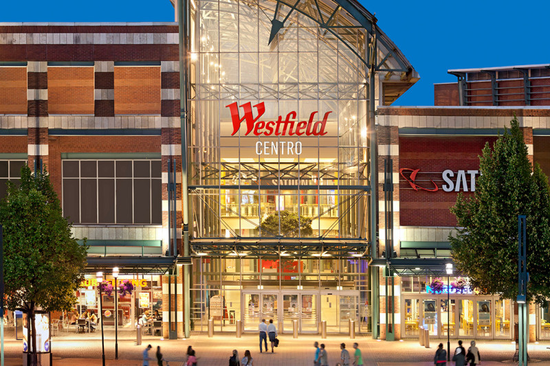 Erleuchteter Eingangsbereich des Westfield Centros in Oberhausen