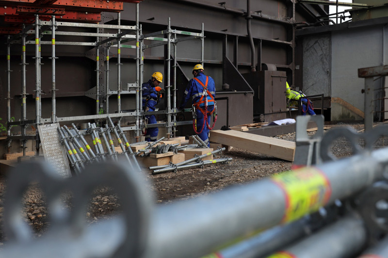 Gerüstbauer bei der Arbeit am Gasometer.