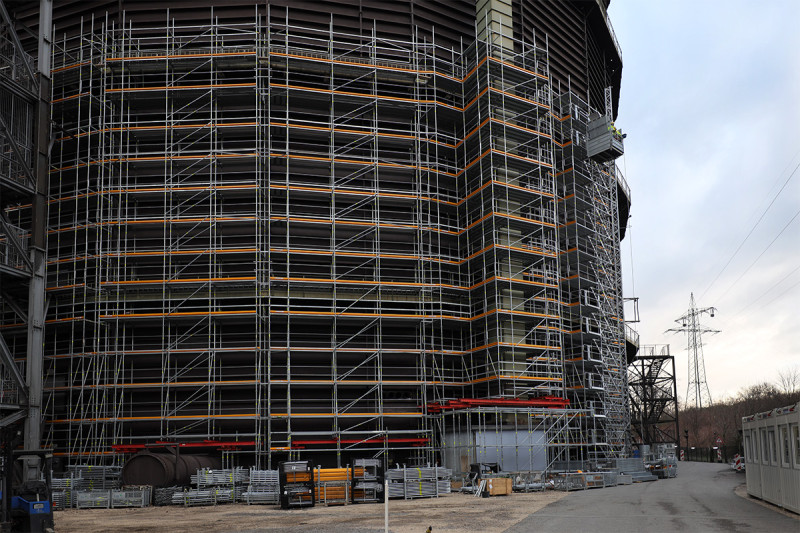 Das Gerüst am Gasometer wächst in die Höhe.