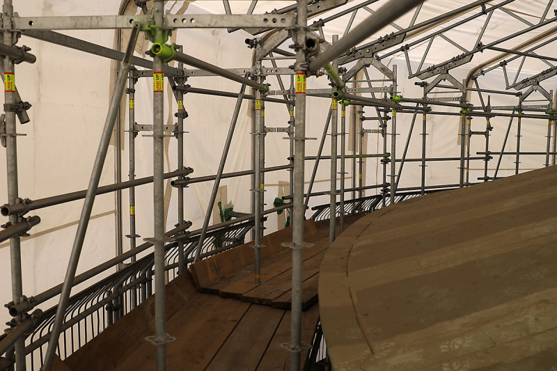 Das Foto zeigt die Dachkante der Rotunde mit angesetztem Gerüst und Einhausung.