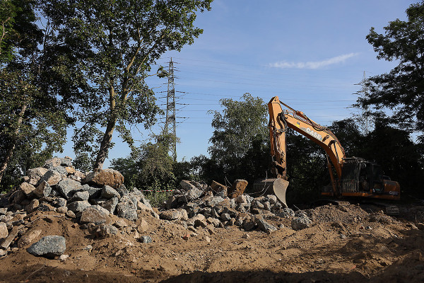 Ein Bagger beim beim Abriss der alten Lagerhalle am Gasometer