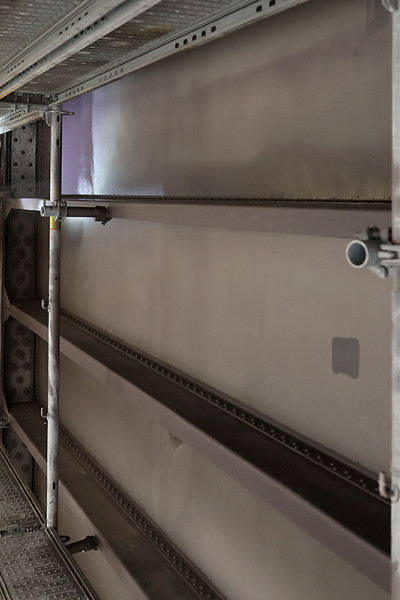 Arbeiter beim Aufbringen der finalen Deckschicht